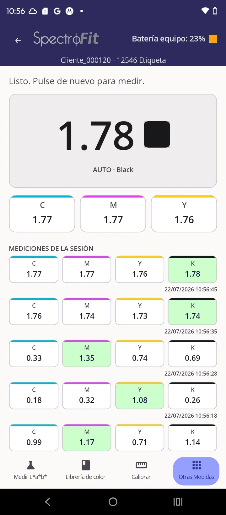 App SpectroFit para Android mostrando lecturas de densidad CMYK y el registro de la sesión