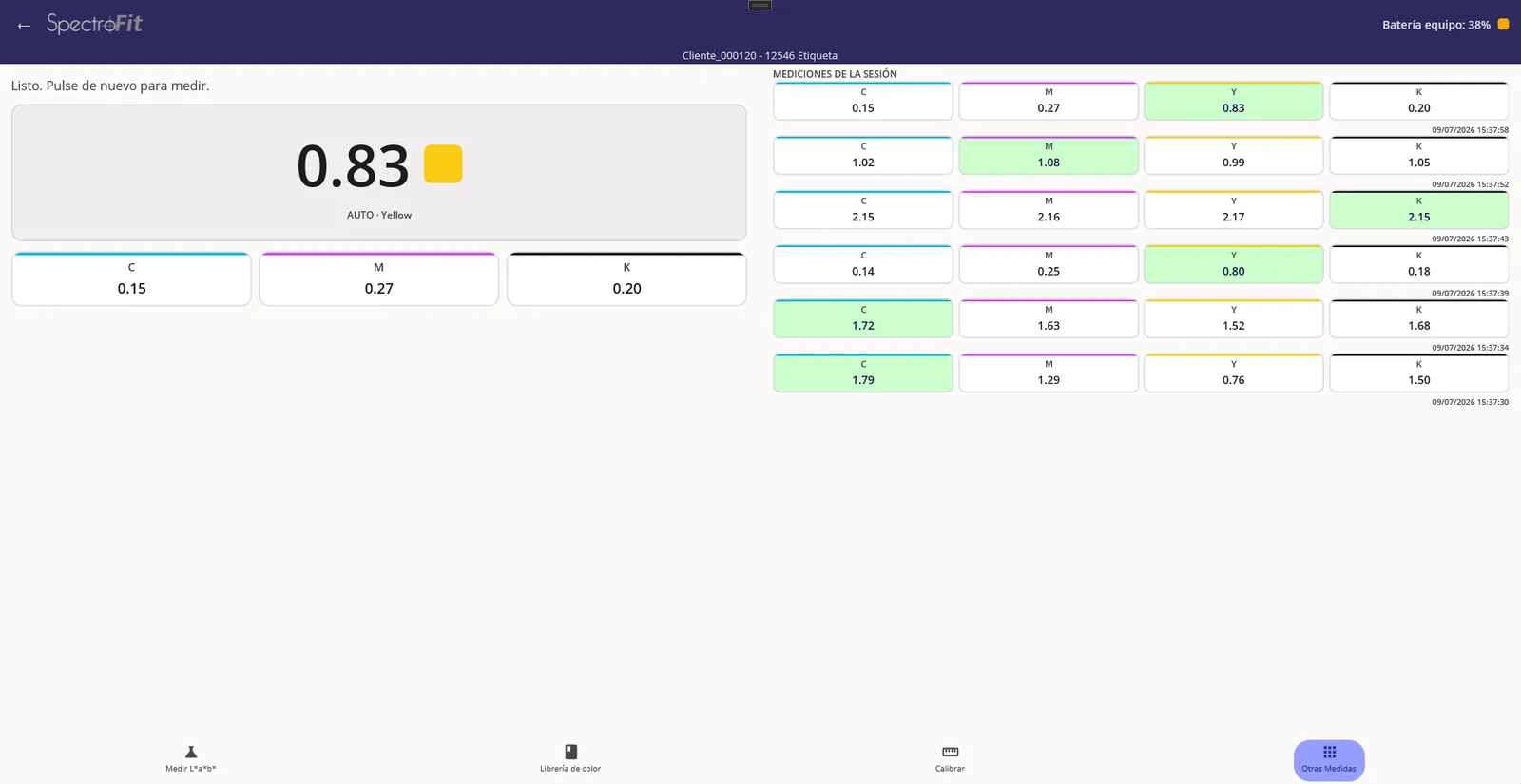App SpectroFit para Windows mostrando una lectura de densidad CMYK en vivo junto al registro de medidas de la sesión